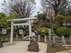 鳩森神社の富士塚、入り口